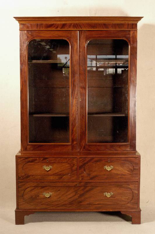 BÜcherschrank, England, 1930/40, Korpus Weichholz, Mahagonifurnier, z.T. gespiegelt, TÜren, Schubladen, Lisenen, mit Fadenintarsien, Unterteil ...