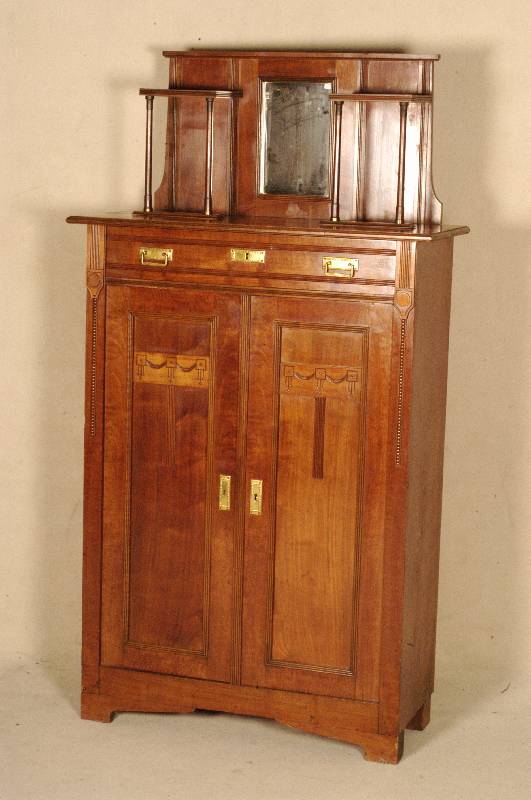 Vertiko, deutsch, um 1880, strenger Jugendstil, Korpus Weichholz, Nußbaumfurnier, TÜrfÜllungen mit sparsamen Flachschnitzereien aus dem ...