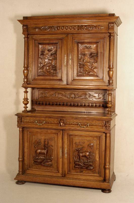 Aufsatzschrank, Frankreich, um 1880, Nußbaum massiv, aus dem Vollholz geschnitzte Tiere und BlÜten, mit floralen- und Jagdmotiven, Leiste mit ...