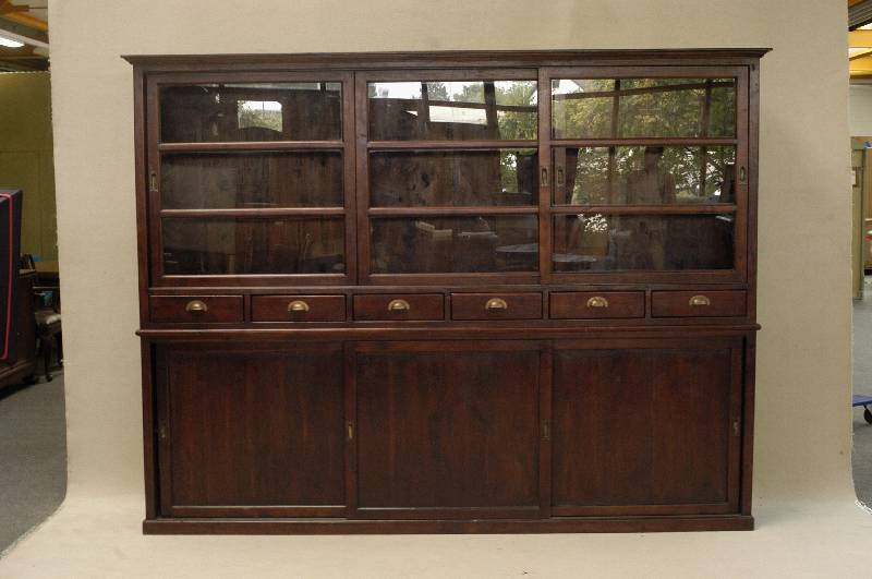 Bibliotheksschrank, Englischer Stil, Teak- holz massiv, nach Vorbild von 1900, im Oberteil 3 SchiebetÜren, diese verglast, mittig 6 Schubladen, ...