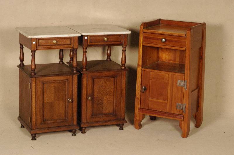 NachtschrÄnkchen, deutsch, um 1905, Korpus Weichholz, Eiche massiv, gute Verarbeitung, freistehende SÄulen, Marmorplatte, z.T. auf Rahmen ...