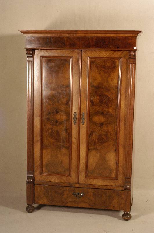 GrÜnderzeitschrank, deutsch, um 1880, Korpus Weichholz, Nußbaumfurnier, auf Rahmen gearbeitet, FÜllungen mit Wurzelnuß, Front stark gegliedert, ...