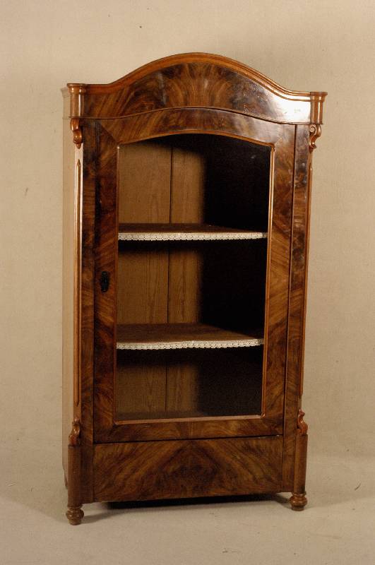 Vitrinenschrank, deutsch, um 1840/50, Louis Philippe, Korpus Weichholz, Mahagonifurnier, gespiegelt, abgeschrÄgte Ecken, aufgesetzte ...