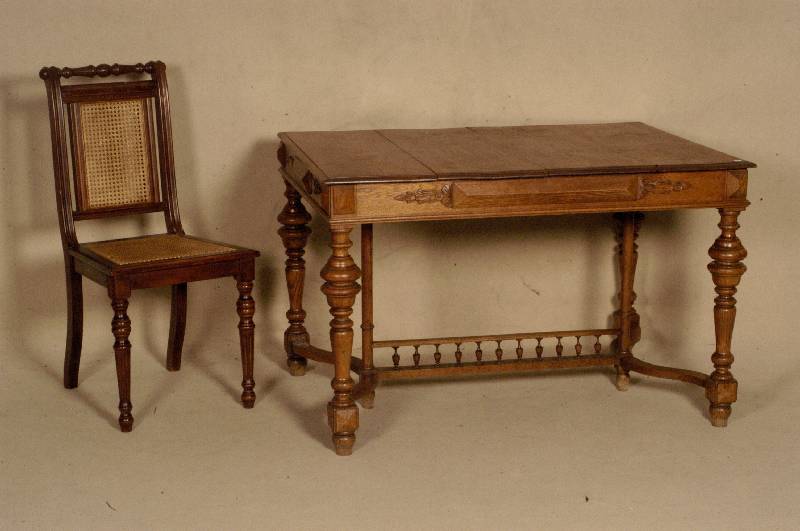 4 StÜhle, deutsch, GrÜnderzeitstil, Buche massiv, Farbton Nußbaum, ca. 95x45x45 cm, Sh. 47, St. 39 cm