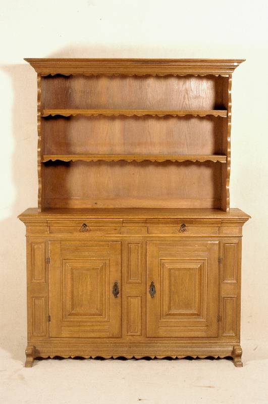 AufsatzmÖbel, deutsch, um 1960, Eiche massiv , RÜckwand Sperrholz, Front und Oberteil aus altem Holz, Front mit 2 TÜren und 2 Schubladen , Inlets ...