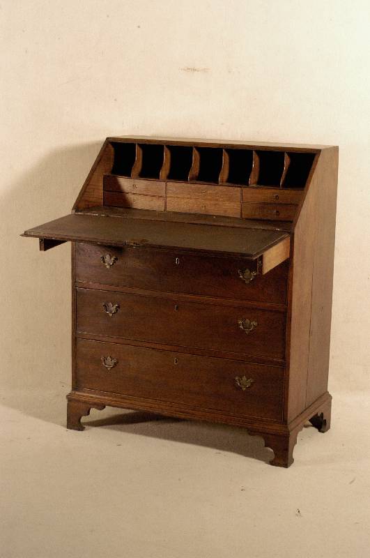 SekretÄr, England, um 1810, George III, Eiche massiv, RÜckwand Weichholz, schrÄge Klappe, 3 Schubladen, schlicht gehaltene FÜße, typisch aus ...