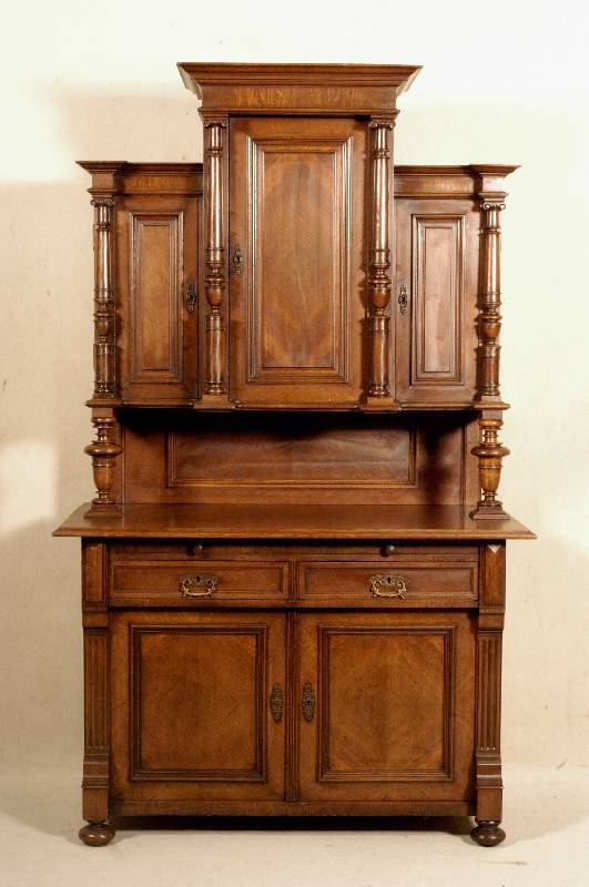 Aufsatzbuffet, mitteldeutsch, um 1880, Korpus Weichholz, Eiche massiv, Eichefurnier, Unterteil auf KugelfÜßen, links und rechts vorgesetzte ...