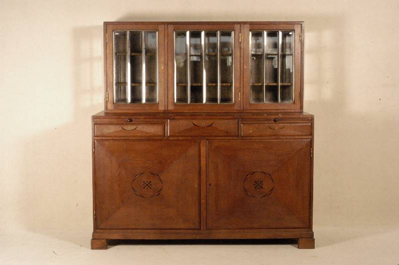 Buffetschrank, deutsch, um 1920, Korpus Weichholz, Eiche massiv, Eichefurnier, flache TÜren mit Einlegearbeiten, sehr streng gehalten, 3 ...