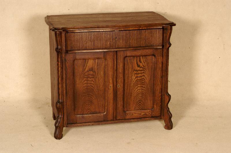Halbschrank, deutsch, um 1860/70, Louis Philippe, Eiche massiv, z.T. gespiegeltes Furnier, 3 Schubladen, leichte Gebrauchsspuren wohnfertig, ca. ...