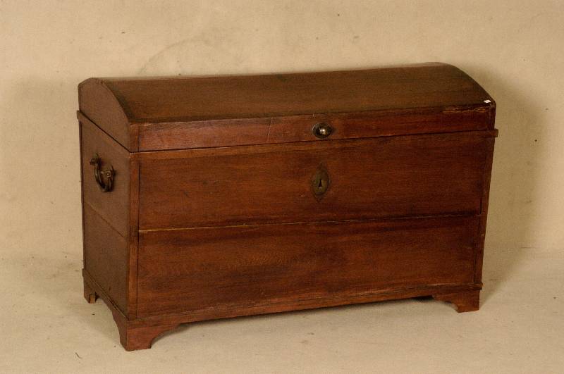 Runddeckeltruhe, deutsch, um 1840, Eiche massiv, original Schloß und BeschlÄge, leichte Spannungsrisse, ca. 73x113x58 cm