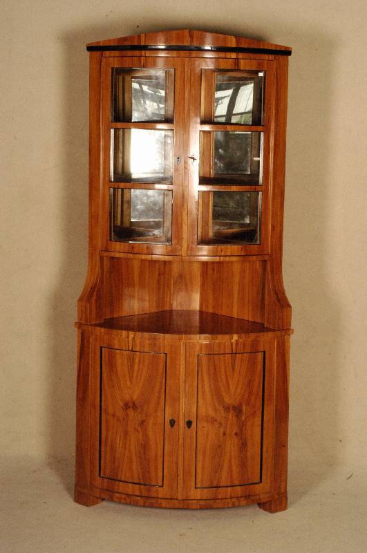 Eckvitrine, Biedermeierstil, Pflaumenholz furniert, nach Vorbild von 1820/30, unter Verwendung alter Teile, Oberteil verglast, z.T . schwarz ...