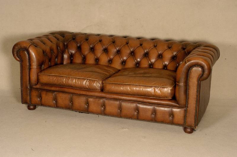 Chesterfield 2-sitzer Sofa, wohl England, 50er /60er Jahre, lose Kissen, RÜcken und Seiten genoppt und geheftet, rÖtlich-braunes Leder von guter ...