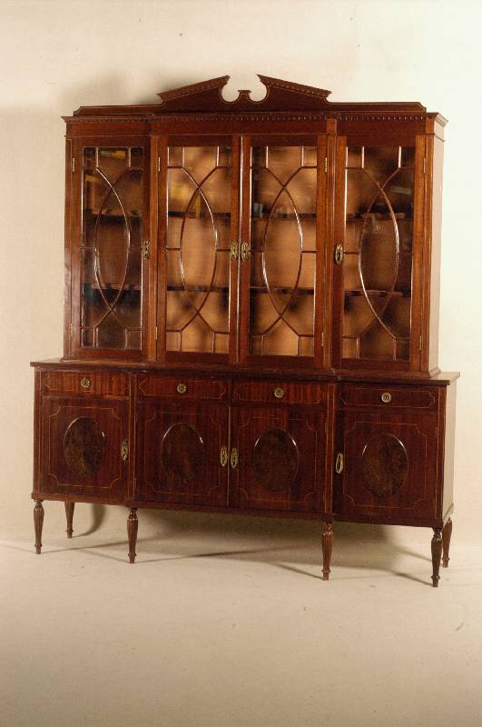 Aufsatzschrank, England, um 1840, Korpus Weichholz, Mahagoni massiv, Mahagonifurnier gespiegelt, Unterteil mit gerieften FÜßen, 4 kleine ...