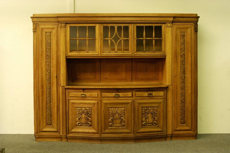 Eichenbuffet, deutsch, um 1910, Korpus Weichholz, Eiche massiv, Eichefurnier, teilbar in fÜnf Elemente, links und rechts eine TÜr mit ...