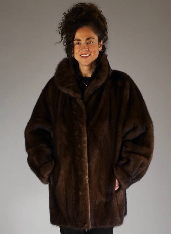 Braune Nerzjacke, Innenlabel SAGA MINK, Gr. 42, Innenfutter braun mit aufgestickten Streifen, Ärmel mit Manschetten, RÜckenl. ca. 79 cm, 2 ...