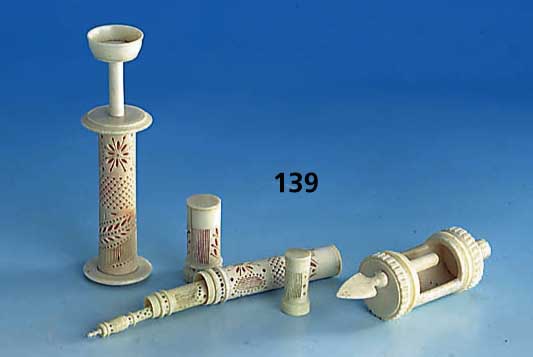 Konvolut DuftbehÄlter bzw. Spindeln Elfen- bein/Bein, Frankreich um 1860, mit feinen Durchbrucharbeiten (z. T. besch.), Ornamentik partiell ...