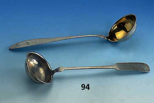 Zwei Suppenkellen, deutsch, um 1830-40, 11- bzw. 12-lÖtiges Silber, 1 x Spatenform mit Monogramm C.A., Kelle in Treibarbeit, L. ca. 35 cm, 1 x mit ...