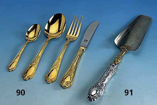 Fischvorlegeteil, deutsch um 1890, Griff Silber (gefÜllt), mit reicher Ornamentik, Gebrauchsteile Metall teilweise vergoldet, L. ca. 30.5 cm