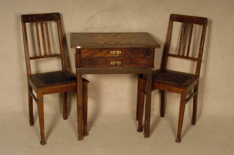 Spieltisch mit 2 StÜhlen, deutsch, um 1902/04, große NÄhe zu Darmstadt, Eiche massiv, sparsam floral abstrakt liniert, RÜcken versprosst, ...