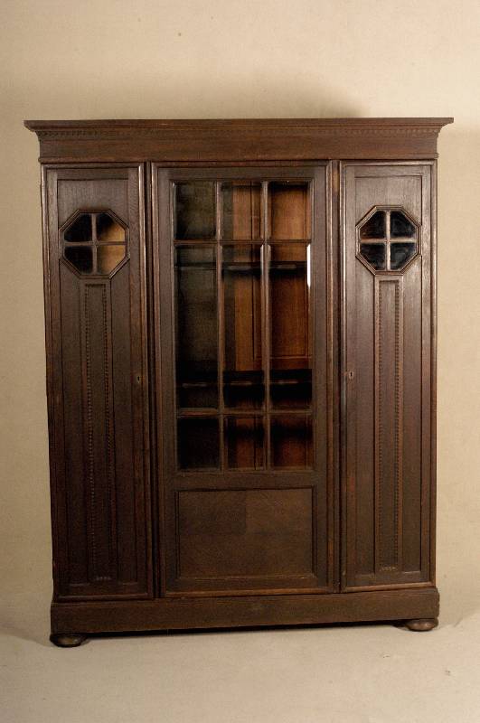 BÜroschrank, deutsch, um 1908/10, Jugendstil , auf Rahmen gearbeitet, Eiche massiv, Fenster versprosst, z.T. facettiertes Glas, stilvolle ...