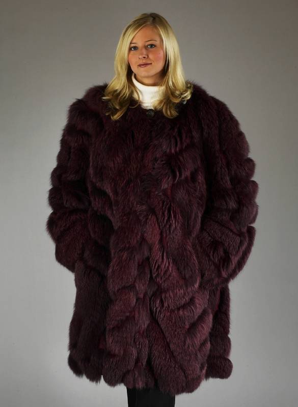 Blaufuchs-Longjacke, Gr. 38/40, rot eingefÄrbte Felle, bunt kariertes Innenfutter, Innnenlabel Brigitte Herm Binder Pelze, Zierknopf an Revers, 2 ...