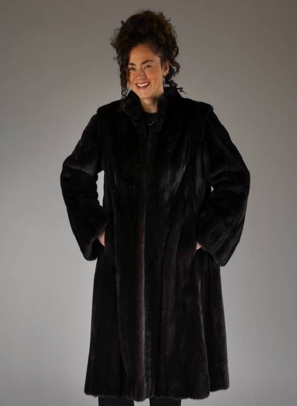 Dunkelbrauner Nerzmantel, GR. 40/42, Innenlabel Canada Majestic Mink, dunkelbrau- nes Innenfutter (teilweise an NÄhten lose), lÄngst ...