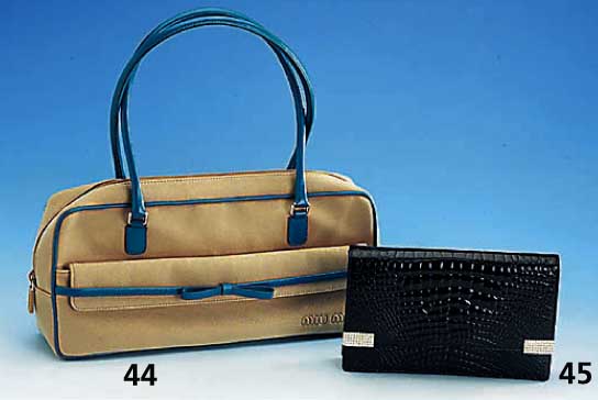 Bowlingbag MIU MIU Italien, sandfabr. Stoff mit tÜrkisfarb. Lederzier- streifen und Trageriemen, ungetragen, ca. 38 x 19 cm