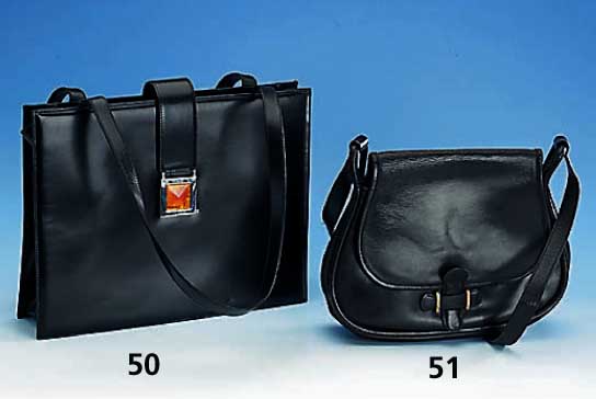 VERSACE Shopper, akuelle Kollektion, hochfeines schwarzes Leder, Riegelverschluß verchomte Zierschließe mit bernsteinfarb. Einlage ...