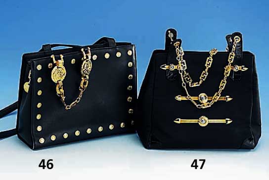 VERSACE-Damenhandtasche, schwarzes Leder, Vorderseite mit typ. Medusenkopf-Nieten, 1 Trageeriemen mit Zwischenteil mit Versace- Emblemen, RV, ...