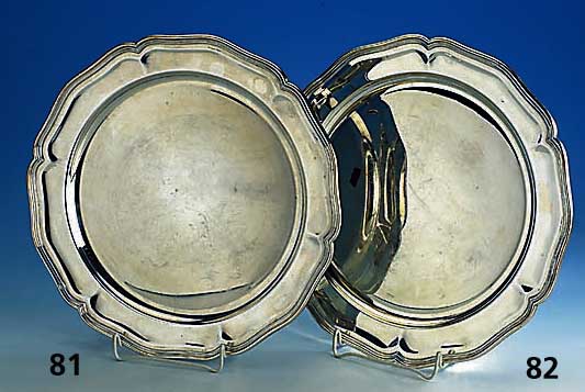 Platzteller, 800er Silber, Gew. ca. 715 g, D. ca. 33 cm, Rand 3-fach getreppt, Gebr.-sp.