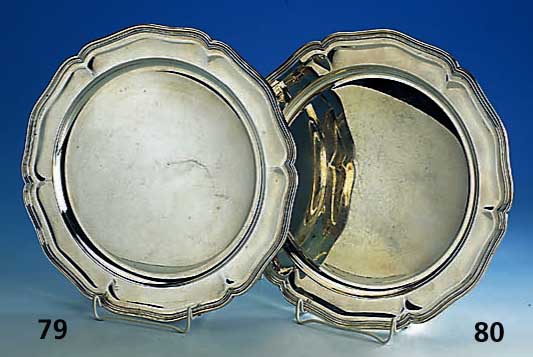 Platzteller, 800er Silber, Gew. ca. 715 g, D. ca. 33 cm, Rand 3-fach getreppt, Gebr.-sp.