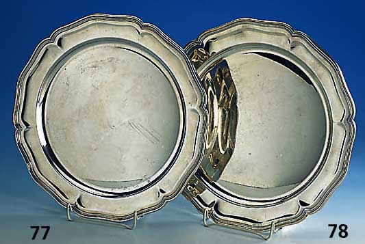 Platzteller, 800er Silber, Gew. ca. 715 g, D. ca. 33 cm, Rand 3-fach getreppt, Gebr.-sp.