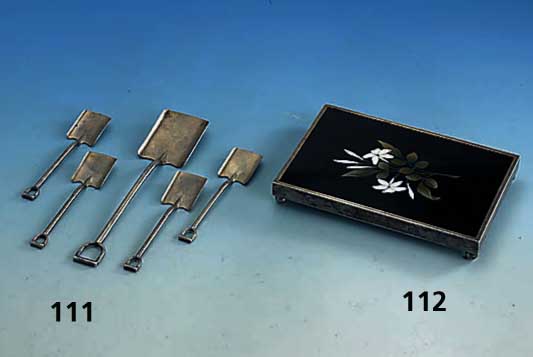 Zierplatte bzw. Tischdekoration, deutsch Hanau, um 1895/1900, Fassung 900er Silber mit Meistermarke Kreuzblume, Platte schwarzer Onyx mit Blumen ...