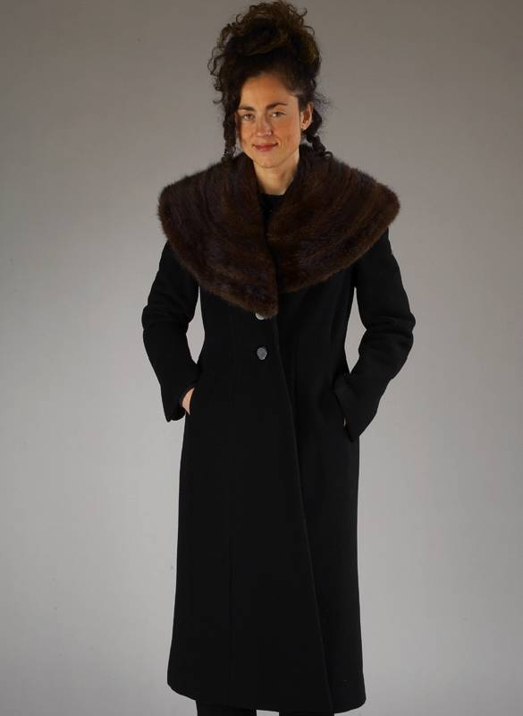 Damenmantel, Gr. 36/38, mit Nerzkragen, schwarze, 2 Einschubtaschen, 2 Zier- knÖpfe, großer brauner Nerzkragen, sehr ele- gant, moderne l. ...