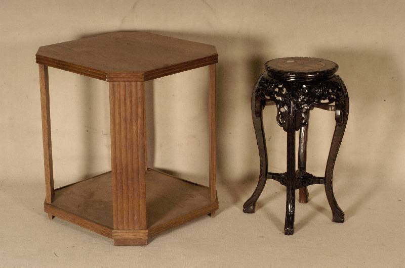 Beistelltisch, Frankreich, um 1930, ArtDeco, Eiche massiv, Leisten und Beine genutet, leichte Gebrauchsspuren, ca. 65x56x56 cm
