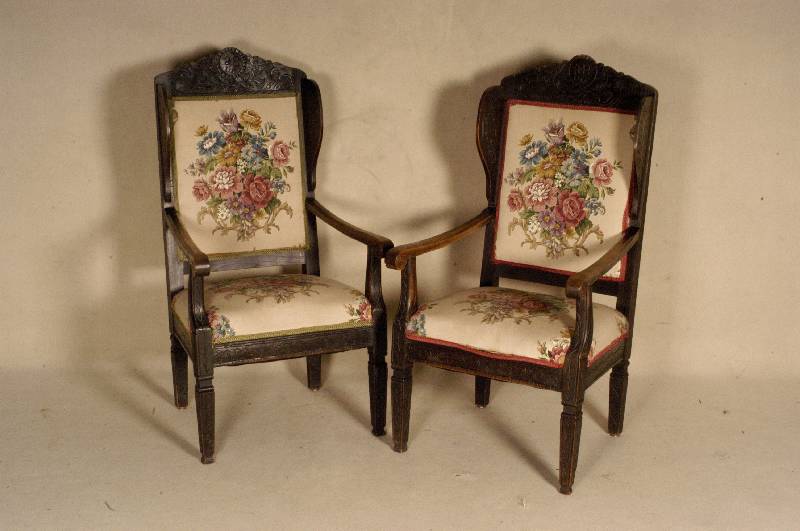 Stuhlsessel, wohl deutsch, um 1900/05, Eiche massiv, geschweift, im Stil des SpÄtbieder- meier mit Barockelementen, abstrakt florale ...