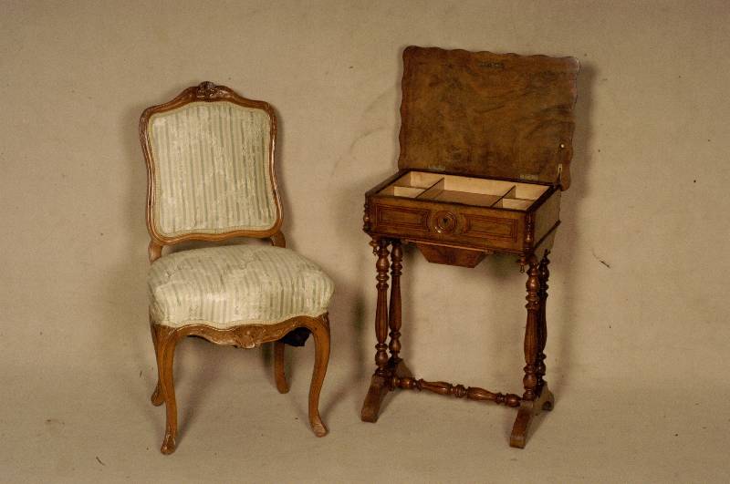 NÄhtisch, deutsch, um 1890, GrÜnderzeit, Korpus Weichholz/Hartholz, Wurzelnußfurnier, z.T. gespiegelt, aufgesetzte Leisten, Renais- sancestil, ...