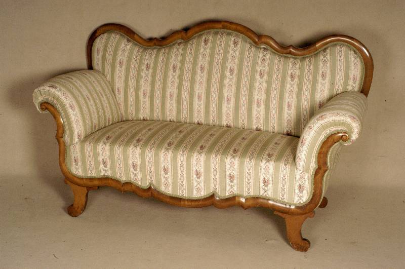 Louis-Philippe-Sofa, sÜddeutsch, um 1835/45, Korpus Weichholz, dickes Nußbaumfurnier, z.T. gerundet, 6- bzw. 8-fach geschweift, Polster erneuert ...