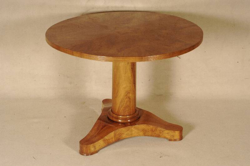 SÄulentisch, sÜddeutsch/Pfalz/Landau, um 1810/ 20, Nußbaum massiv, bzw. dickes Wurzelnuß- furnier, Zarge in Platte eingearbeitet, Rand 5-fach ...