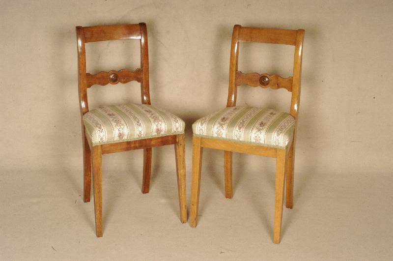 6 BiedermeierstÜhle, sÜddeutsch/Bad Bergzabern /Landau, um 1840/50, Nußbaum massiv, aufge- setzte Rosetten, elegante LinienfÜhrung, stil- ...