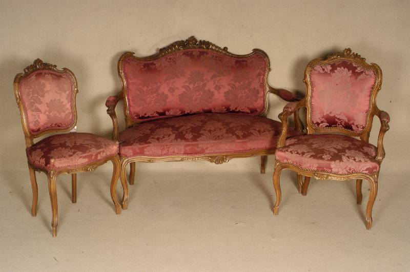 Salongarnitur, wohl Frankreich, um 1900/05, Rokoko, bestehend aus Sofa, 2 Armlehnsessel und 4 StÜhlen, Nußbaum massiv, allseitig ge- schwungen, ...
