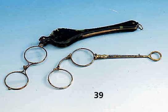 Konvolut 2 Lorgnons, deutsch um 1840/50, 1 x Schildpatt, aufklappbar, 1 x Mech. def.; 1 x Metall vergoldet, emaill., besch.,/rep.