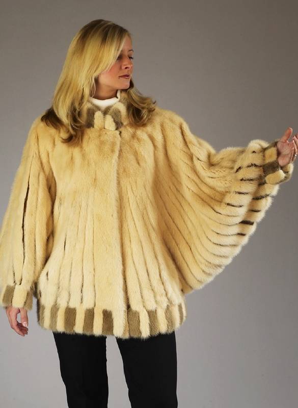 Nerzjacke, Gr. ca. 38/40, weiß-beige- farb. ausgelassene Felle, Bund, Ärmel-BÜndchen und Stehkragen mit silbergrauen Fellen alter- nierend, ...