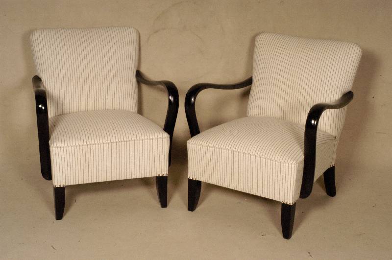 Paar Armlehnsessel, ArtDeco, um 1930, Armlehnen schwarz gefaßt, neu bezogen, ca. 83x70x74 cm, Sh. ca. 45 cm, St. ca. 55 cm