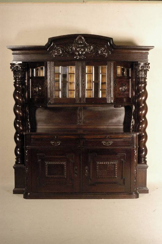 Aufsatzschrank, deutsch, um 1908/10, Korpus Weichholz, Buche und Eiche massiv, Eichefur- nier, korinthische SÄulen bzw. gedrehte SÄulen , ...