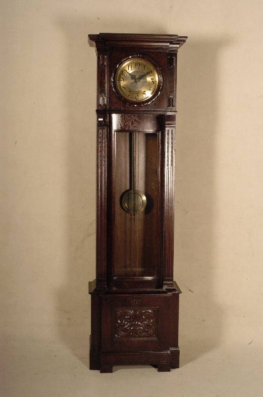 Standuhr, deutsch, um 1910, Eiche massiv, Eichefurnier, Kasten verkrÖpft, in 4 Ebenen 3- bzw. 4-fach getreppt, Flachschnitzerei sparsam floral ...