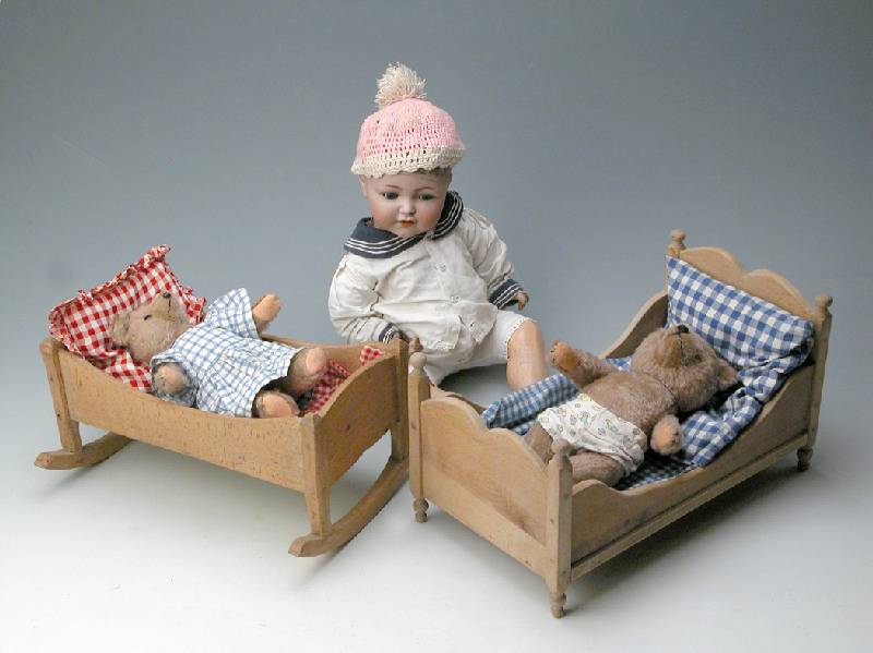 Puppenbettchen und Puppenwiege, Ende 19. Jh., Buche und Weichholz, dazu 2 BÄren der Marke Clemens, 50er Jahre
