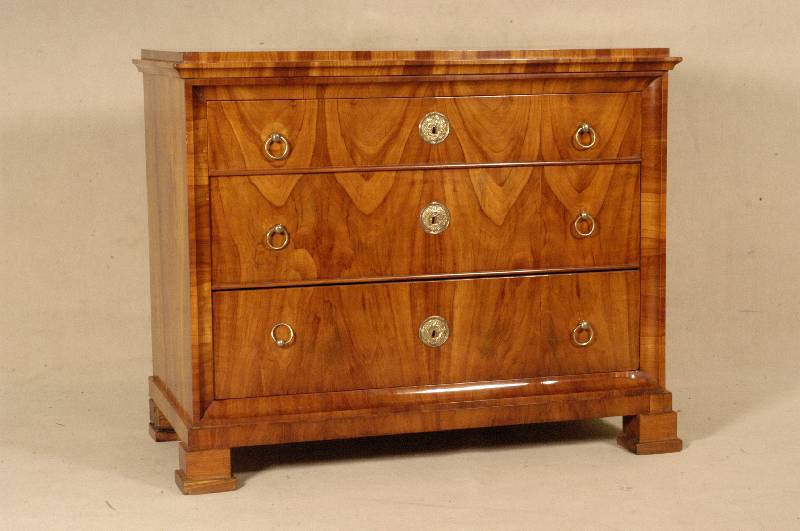 Biedermeierkommode, deutsch, um 1840, Kirschholz massiv, Kirschholzfurnier, allsei- tig lebhafte Holzstruktur, warmtonig, keine HolzergÄnzungen, ...