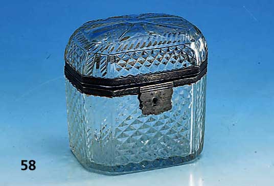 Zuckerdose, sÜddeutsch 1790/1800, Silbermontur mit ArkanthusblÄttern in Herz- form, GlaskÖrper rhomboiert, bzw. Deckel streifig auslaufend, ...