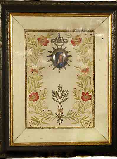 Musterstickerei, Frankreich, um 1800, Silber und Seide auf Seide, ca. 36 x 29 cm, SchÄtzwert: 1000.- EURO, mit Porzellanbild, im Rahmen unter Glas